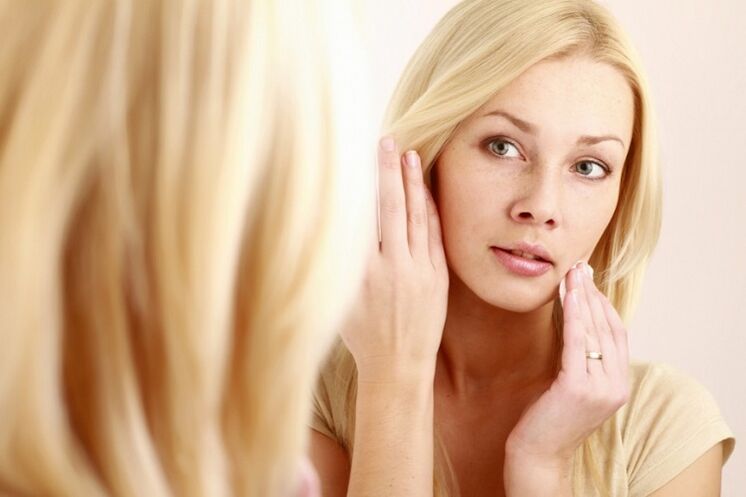 the woman removes the warts on her face